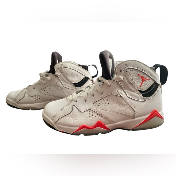 Air Jordan 7 Retro Sneakers - Picture 2 of 4